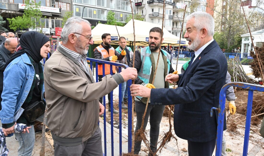 Isparta Belediyesi, meyve fidanı dağıtım etkinliğinde 55 bin adet meyve